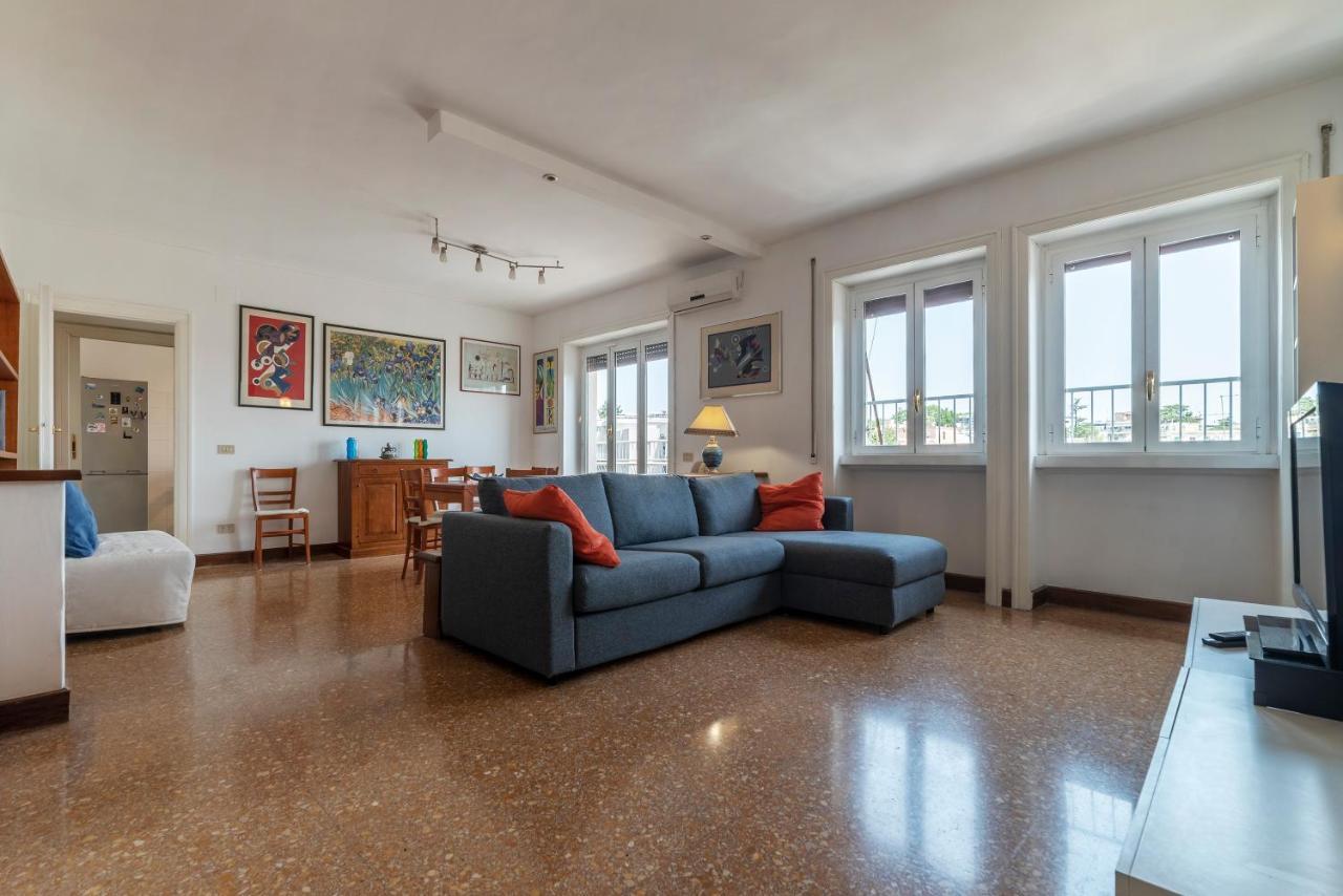 Roomy And Bright Apartment With Terrace 로마 외부 사진
